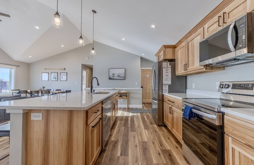 New Lisbon House | Private Chef|Sleeps 16|Beach|Games|WI Dells 28 Miles