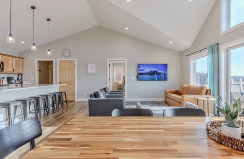 New Lisbon House | Private Chef|Sleeps 16|Beach|Games|WI Dells 28 Miles