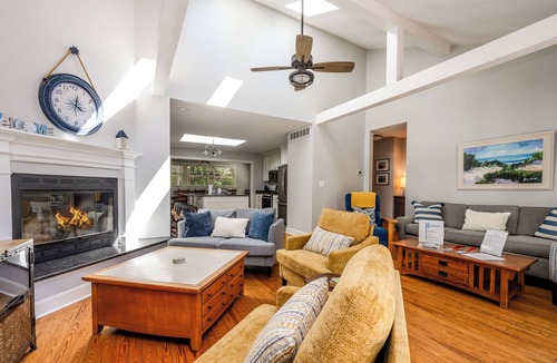 Lakeside Cottage | PRIVATE HOT TUB AND ASSOCIATION BEACH ACCESS!