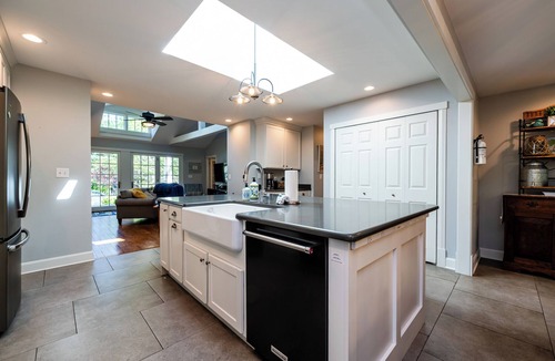Lakeside Cottage | PRIVATE HOT TUB AND ASSOCIATION BEACH ACCESS!