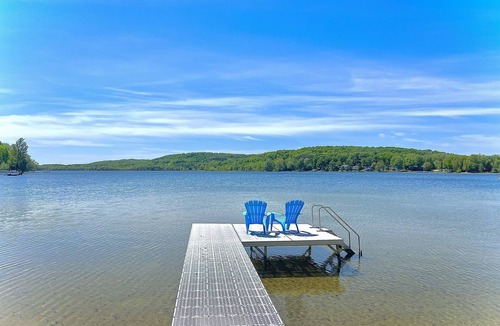 Central Lake House | Private Lakefront, Dog Friendly w/HOT TUB Home!SWIM/SKI/RELAX!