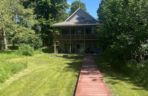 Central Lake House | Private Lakefront, Dog Friendly w/HOT TUB Home!SWIM/SKI/RELAX!