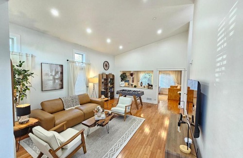 Waukegan House | Private Nature Retreat King Suite Sleeps 8
