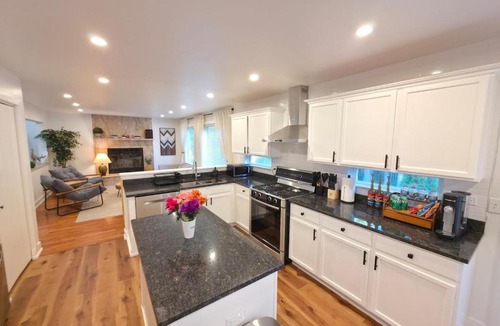 Waukegan House | Private Nature Retreat King Suite Sleeps 8