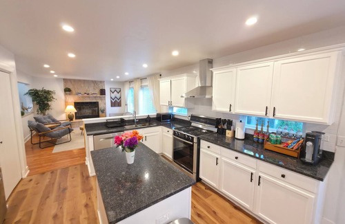 Waukegan House | Private Nature Retreat Near Naval Base & Six Flags
