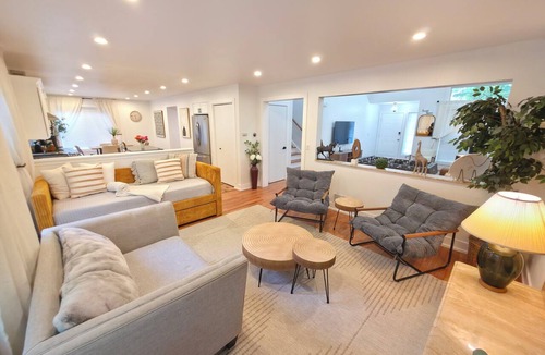 Waukegan House | Private Nature Retreat Near Naval Base & Six Flags