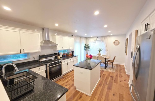 Waukegan House | Private Nature Retreat Near Naval Base & Six Flags