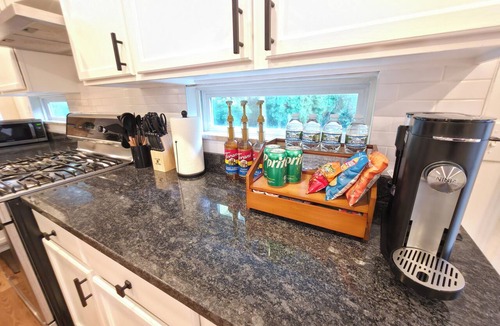 Waukegan House | Private Nature Retreat Near Naval Base & Six Flags