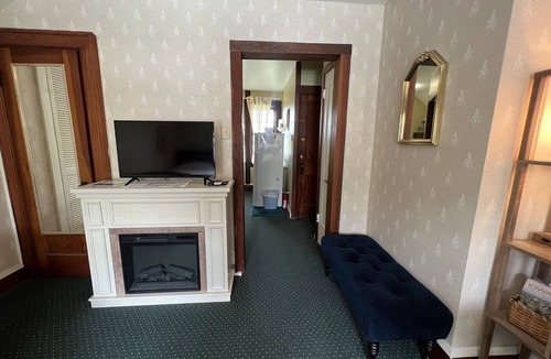 Council Bluffs House | Private Victorian Guest House Loft. 10 minutes to downtown Omaha!