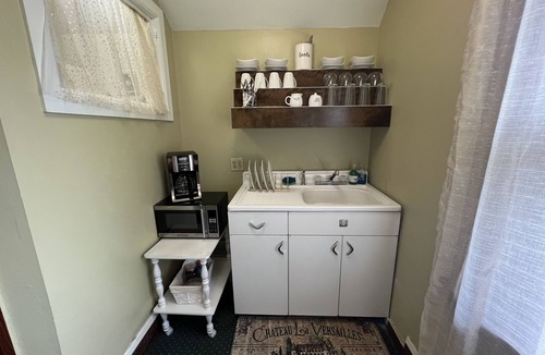 Council Bluffs House | Private Victorian Guest House Loft. 10 minutes to downtown Omaha!