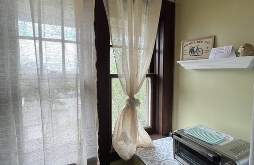 Council Bluffs House | Private Victorian Guest House Loft. 10 minutes to downtown Omaha!