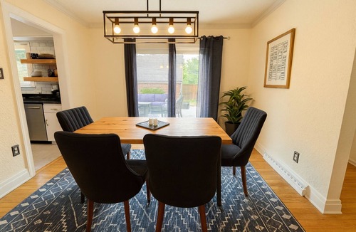South Bend House | Prof's Riverside Haven Art, Hot Tub, Sleeps 10