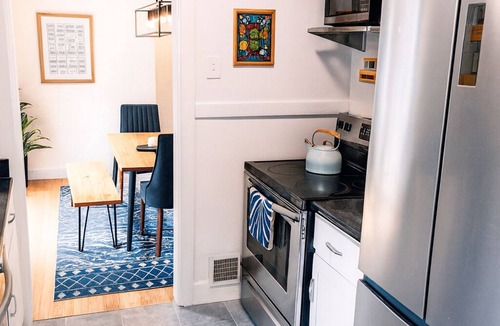 South Bend House | Prof's Riverside Haven Art, Hot Tub, Sleeps 10