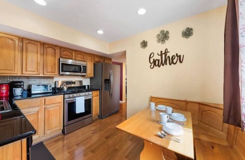Lisle House | PROMO 15% MONTHLY DISCOUNT! Cozy House, Close to Benedictine & North Central