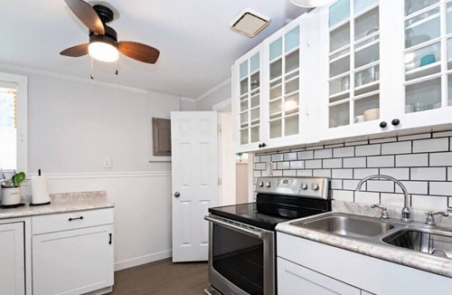 Lake Michigan Beach House | Quaint 2 BR Cottage w Fast WiFi Close to Beaches