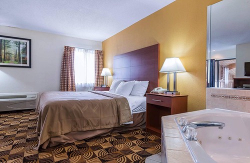 Sycamore Hotel | Quality Inn Sycamore - DeKalb