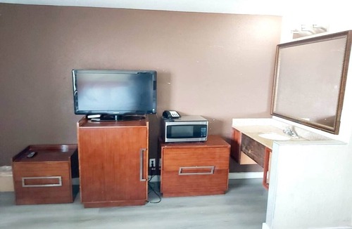 South Central Omaha Apartment | Queen Bed Non-Smoking