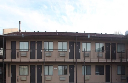 South Central Omaha Apartment | Queen Bed Non-Smoking