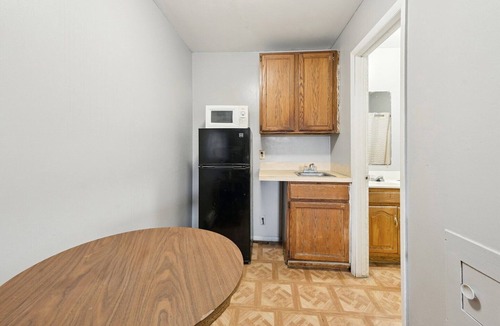 Flint Apartment | Queen Bed|Smoking|Flint MI