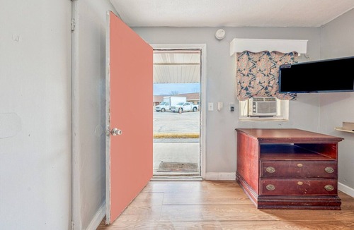 Flint Apartment | Queen Bed|Smoking|Flint MI