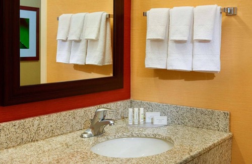 West Dundee Resort | Quick Drive to Spring Hill Mall, FREE Parking, Enjoy Indoor Swimming Pool!