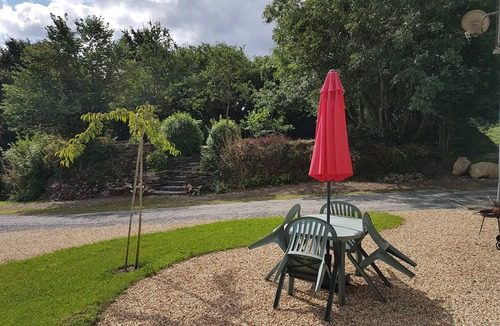 Kergloff House | Quiet historic cottage on the edge of the forest, 3 km from Carhaix, sleeps 5, dogs allowed—see details