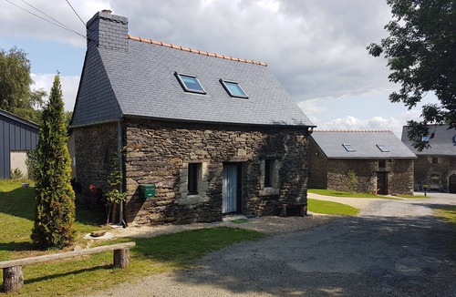 Kergloff House | Quiet historic cottage on the edge of the forest, 3 km from Carhaix, sleeps 5, dogs allowed—see details