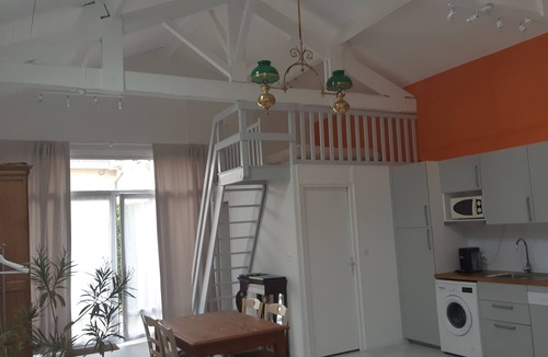 Eysines House | Quiet outbuilding with character, direct to Bordeaux tramway in 20 minutes