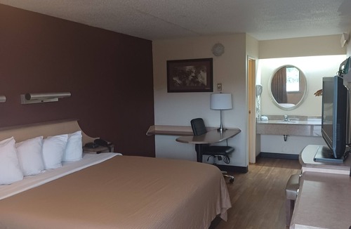 Belleville Hotel | Red Oak Inn Detroit Metro Airport - Belleville