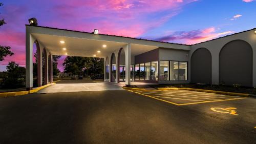 North Aurora Hotel | Red Roof Inn & Conference Center Chicago - Aurora Fox Valley