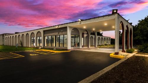 North Aurora Hotel | Red Roof Inn & Conference Center Chicago - Aurora Fox Valley