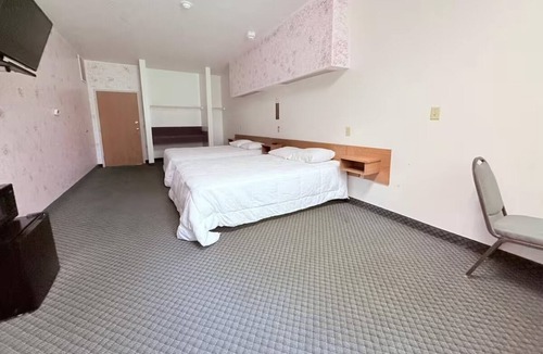 Ida Grove Hotel | Relax in Three Spacious Rooms w/Chic Castle Décor + Microwave, Tea Maker