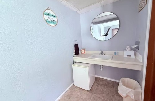 Ida Grove Hotel | Relax in Three Spacious Rooms w/Chic Castle Décor + Microwave, Tea Maker