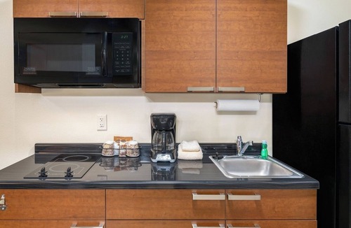 La Vista Hotel | Relax & Recharge in 2 Queen Beds w/Kitchen – Perfect Family Spot Near La Vista