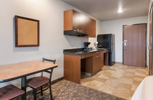 La Vista Hotel | Relax & Recharge in 2 Queen Beds w/Kitchen – Perfect Family Spot Near La Vista