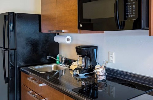 Altoona Hotel | Relaxing Room Close to Adventureland + Prairie Meadows Casino