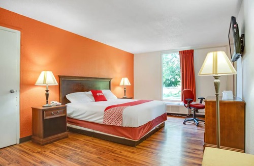 Muskegon Heights Hotel | Relaxing Room w/Free Parking - Perfect for Solo Travelers & Couples in Muskegon