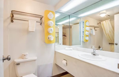 Muskegon Heights Hotel | Relaxing Room w/Free Parking - Perfect for Solo Travelers & Couples in Muskegon