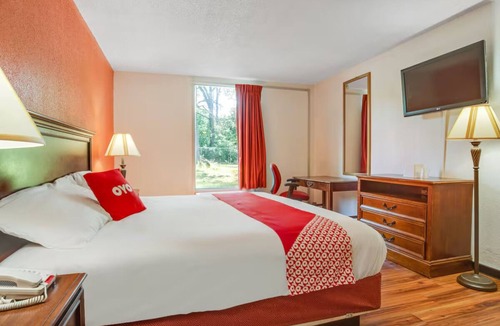 Muskegon Heights Hotel | Relaxing Room w/Free Parking - Perfect for Solo Travelers & Couples in Muskegon