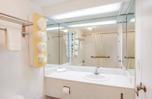 Muskegon Heights Hotel | Relaxing Room w/Free Parking - Perfect for Solo Travelers & Couples in Muskegon