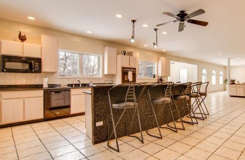 Hoffman Estates Villa | Relaxing Sauna: Hoffman Estates Villa in Elgin!