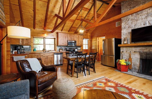 Ephraim Cabin | Remodeled Log Cabin | Dog-Friendly Near Wilson's