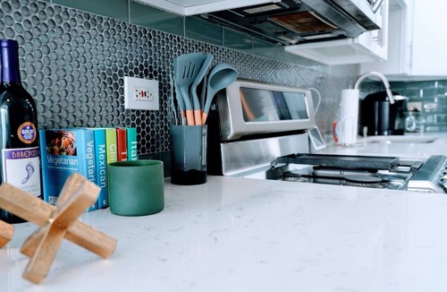 Near West Side Apartment | Remodeled West Loop Apartment Near United Center