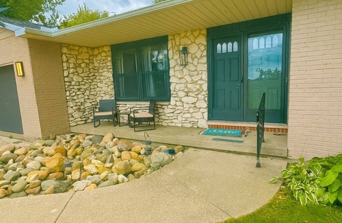 Frankenmuth House | Retreat to 5 Acres of Privacy Just 1 Mile from Downtown Frankenmuth.