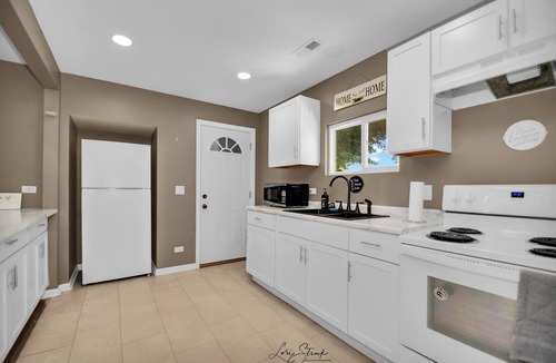 Waukegan House | Retro 2Bedroom Apartment Near Navy Base,Casino And Six Flags