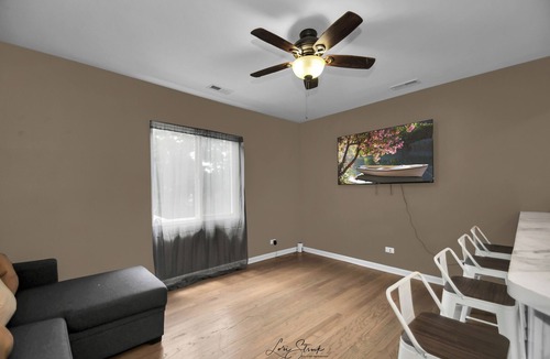Waukegan House | Retro 2Bedroom Apartment Near Navy Base,Casino And Six Flags