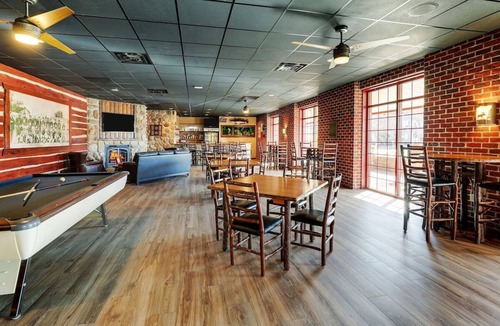 Moline Hotel | River Path Access available! Quad Cities Stay for Family | 2 Units