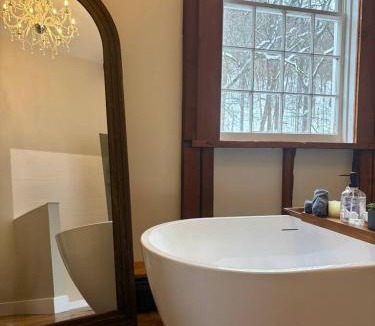 Bellevue House | Riverbend Suite - Potter’s Mill