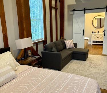 Bellevue House | Riverbend Suite - Potter’s Mill