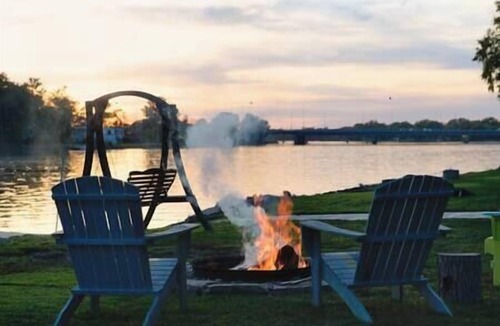Moline House | Riverfront Cabin:Wrap Around Deck & 3 Season Room